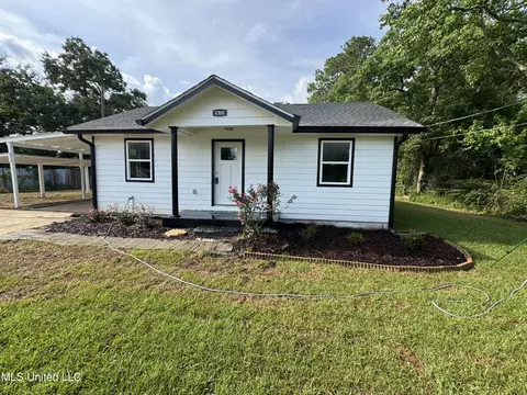 8308 Holiday Dr, Ocean Springs, MS 39564