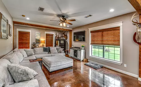 Living - 4661 Wildwood Rd, Benton, MS 39039 photo 2 of 4