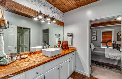 Bath - 4661 Wildwood Rd, Benton, MS 39039 photo 2 of 6