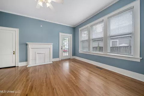 Living - 905 Franklin St, Corinth, MS 38834 photo 2 of 4