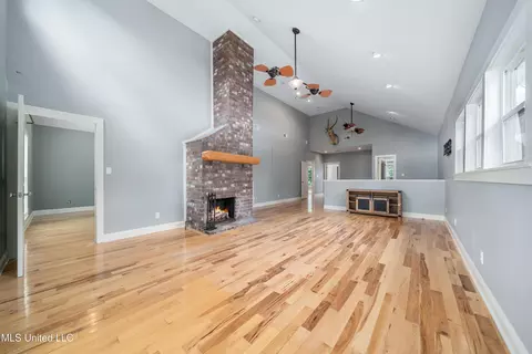 Living - 905 Franklin St, Corinth, MS 38834 photo 3 of 4