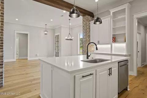 Kitchen - 302 Wind Cv, Madison, MS 39110 photo 3 of 4