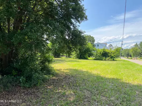 205 Magnolia Ave, Pass Christian, MS 39571