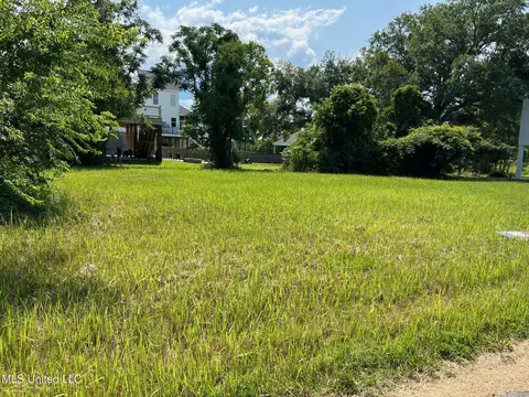215 Magnolia Ave, Pass Christian, MS 39571
