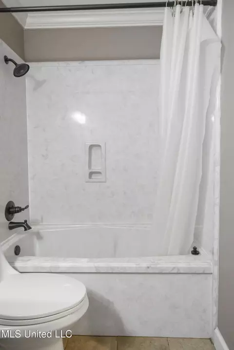 Bath - 7520 Ogborn Dr, Moss Point, MS 39562 photo 2 of 3
