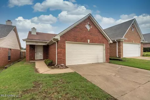 7827 S Chesterfield Dr, Southaven, MS 38671