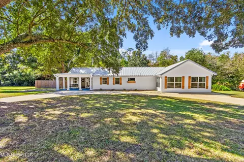 219 Vacation Ln, Waveland, MS 39576