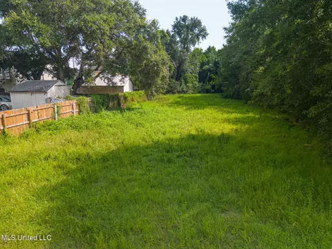 643 Walker St, Biloxi, MS 39530 photo 2