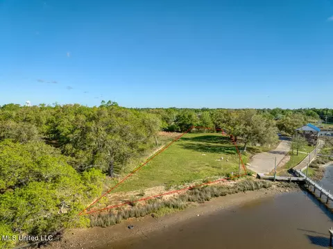 9469 Grady Ln, D'iberville, MS 39540