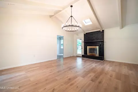 Living - 18 Crossgates Dr, Brandon, MS 39042 photo 3 of 4