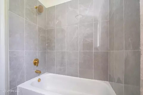Bath - 18 Crossgates Dr, Brandon, MS 39042 photo 1 of 4