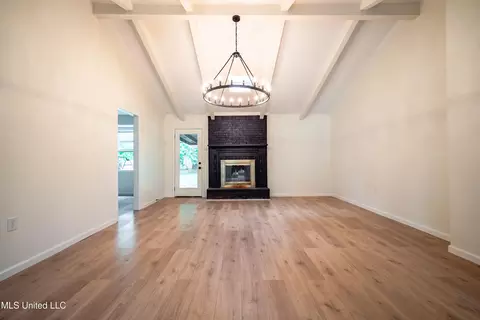 Living - 18 Crossgates Dr, Brandon, MS 39042 photo 2 of 4