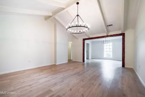 Living - 18 Crossgates Dr, Brandon, MS 39042 photo 4 of 4