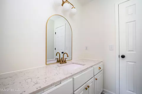Bath - 18 Crossgates Dr, Brandon, MS 39042 photo 2 of 4