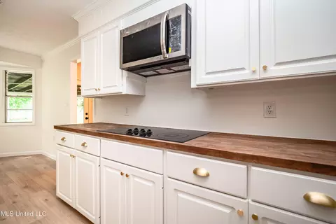 Kitchen - 18 Crossgates Dr, Brandon, MS 39042 photo 2 of 2