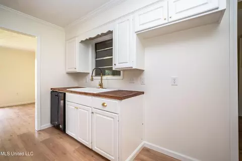Kitchen - 18 Crossgates Dr, Brandon, MS 39042 photo 1 of 2