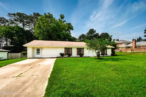 Exterior - 18 Crossgates Dr, Brandon, MS 39042 photo 2 of 4