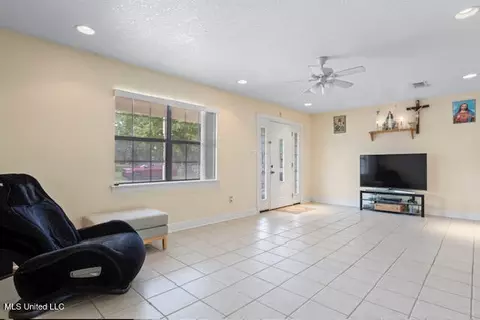 Living - 281 7 Th St, Biloxi, MS 39530 photo 1 of 1