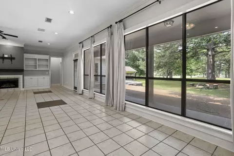 Living - 415 Spike Rdg, Canton, MS 39046 photo 5 of 7