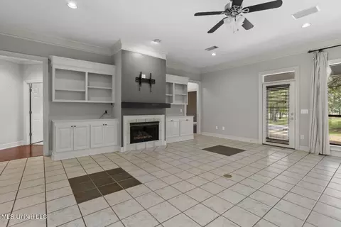 Living - 415 Spike Rdg, Canton, MS 39046 photo 2 of 7