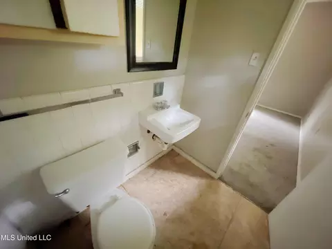 Bath - 3233 Woodview Dr, Jackson, MS 39212 photo 2 of 3