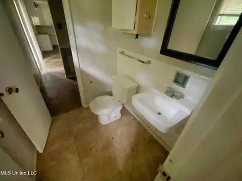 Bath - 3233 Woodview Dr, Jackson, MS 39212 photo 1 of 3
