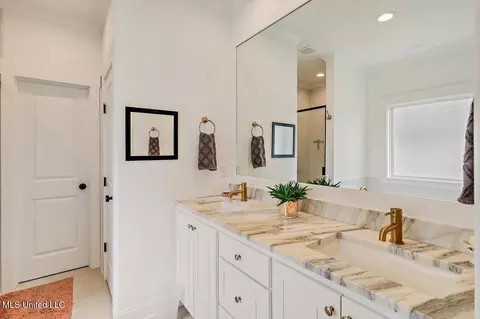 Bath - 122 Seymour Dr, Madison, MS 39110 photo 1 of 3