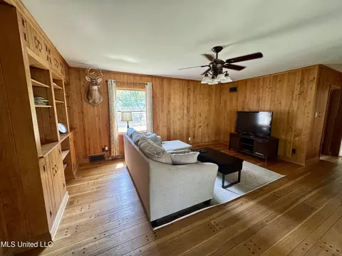 Living - 2293 Elm St, Hernando, MS 38632 photo 4 of 8