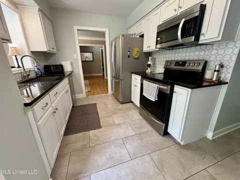 Kitchen - 2293 Elm St, Hernando, MS 38632 photo 4 of 7