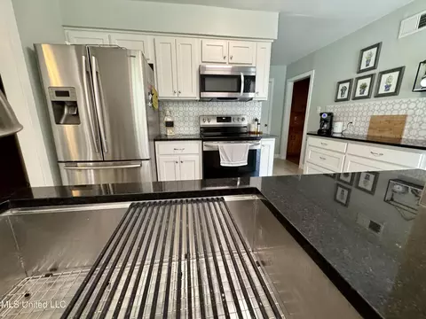 Kitchen - 2293 Elm St, Hernando, MS 38632 photo 3 of 7