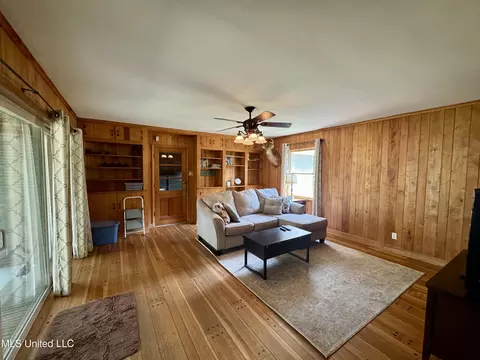 Living - 2293 Elm St, Hernando, MS 38632 photo 3 of 8