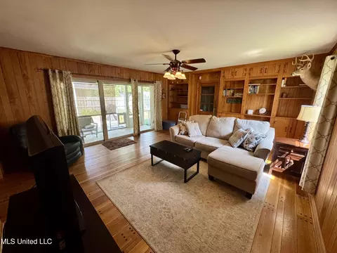 Living - 2293 Elm St, Hernando, MS 38632 photo 1 of 8