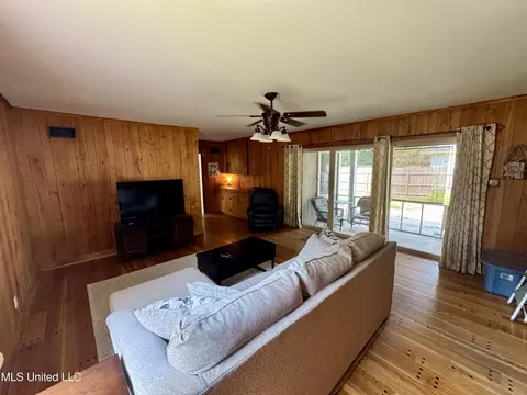 Living - 2293 Elm St, Hernando, MS 38632 photo 5 of 8