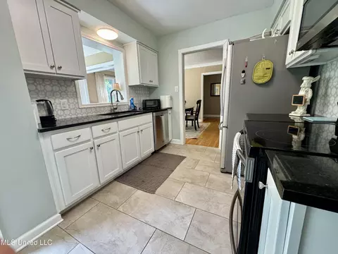 Kitchen - 2293 Elm St, Hernando, MS 38632 photo 5 of 7
