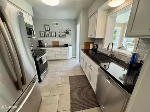 Kitchen - 2293 Elm St, Hernando, MS 38632 photo 2 of 7