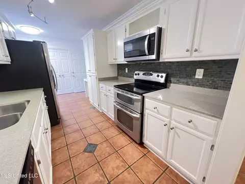 Kitchen - 882 Maili Pl, Diamondhead, MS 39525 photo 11 of 13