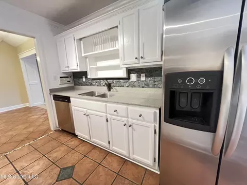 Kitchen - 882 Maili Pl, Diamondhead, MS 39525 photo 10 of 13