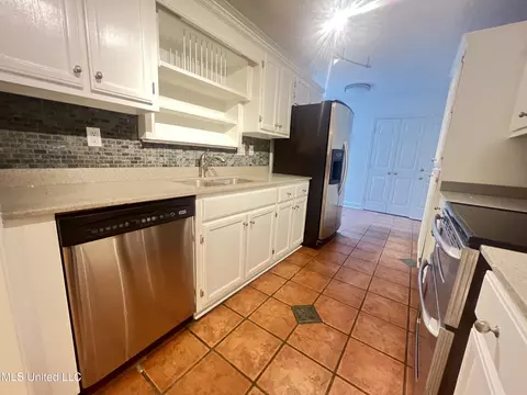 Kitchen - 882 Maili Pl, Diamondhead, MS 39525 photo 5 of 13