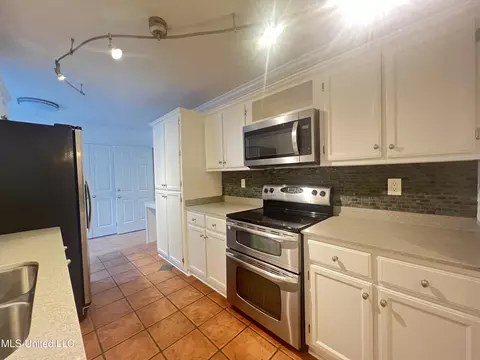 Kitchen - 882 Maili Pl, Diamondhead, MS 39525 photo 7 of 13