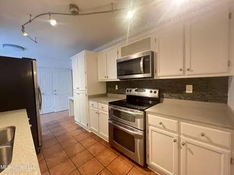 Kitchen - 882 Maili Pl, Diamondhead, MS 39525 photo 6 of 13
