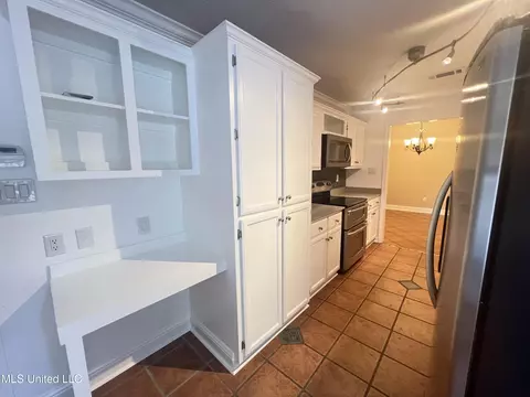 Kitchen - 882 Maili Pl, Diamondhead, MS 39525 photo 2 of 13
