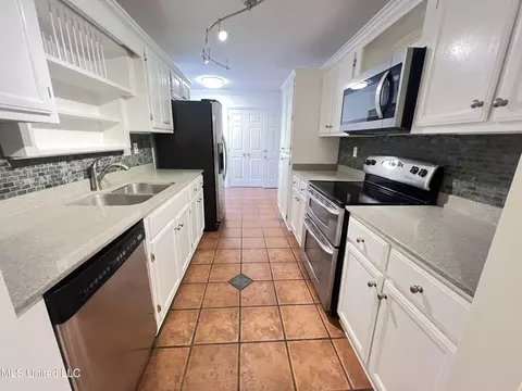 Kitchen - 882 Maili Pl, Diamondhead, MS 39525 photo 12 of 13