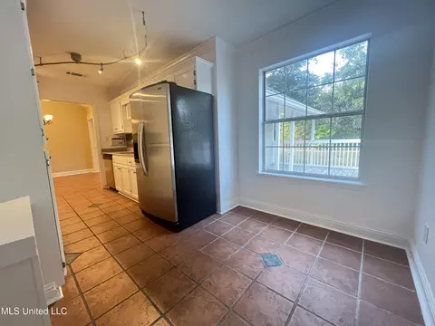 Kitchen - 882 Maili Pl, Diamondhead, MS 39525 photo 4 of 13