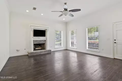 Living - 228 Williams Cir, Flowood, MS 39232 photo 3 of 4