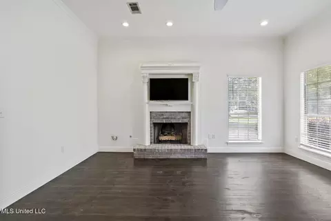 Living - 228 Williams Cir, Flowood, MS 39232 photo 2 of 4