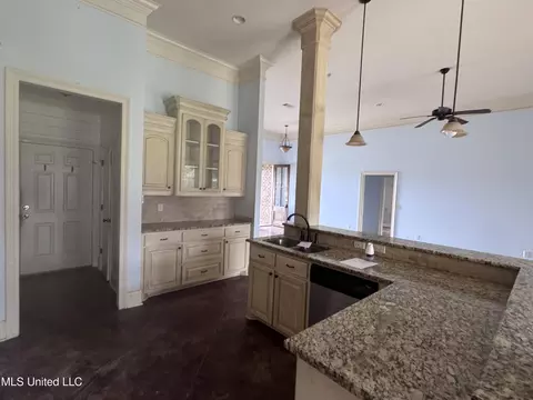 Kitchen - 515 Belle Oak Pl, Brandon, MS 39042 photo 2 of 5