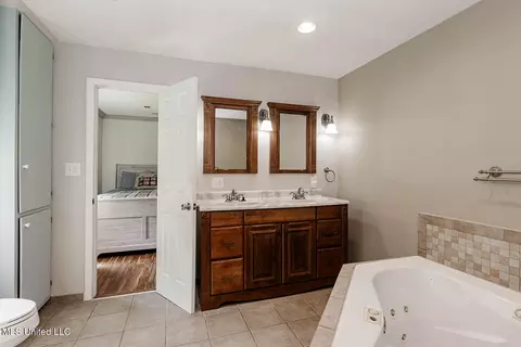 Bath - 9813 Old Stage Rd, Moss Point, MS 39562 photo 2 of 5