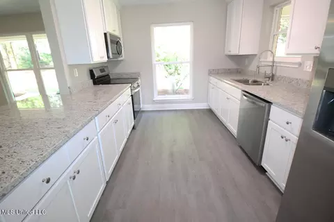 Kitchen - 141 Edger Emerson Cir, Lucedale, MS 39452 photo 4 of 6