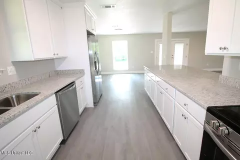 Kitchen - 141 Edger Emerson Cir, Lucedale, MS 39452 photo 5 of 6