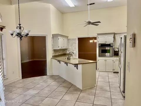 Kitchen - 3057 Windwood Cir, Flowood, MS 39232 photo 2 of 3